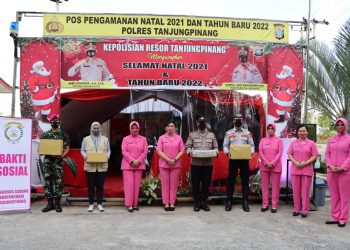 Bersama Ketua Bhayangkari Cabang Tanjungpinang, Kapolres Serahkan Tali Asih di Pos PAM Nataru