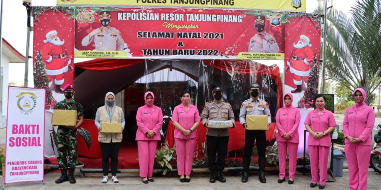 Bersama Ketua Bhayangkari Cabang Tanjungpinang, Kapolres Serahkan Tali Asih di Pos PAM Nataru