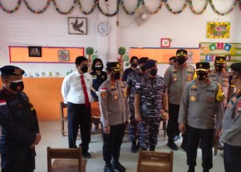 Dansat Brimob Dampingi Kapolda Kepri Tinjau Vaksinasi Untuk Anak Di SDN 002 Sagulung