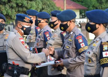 Dansat Brimob Polda Kepri Berikan Penghargaan Kepada Personel Berprestasi Dalam Pelayanan Kesehatan Untuk Masyarakat