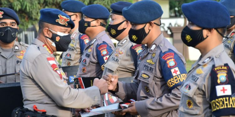 Dansat Brimob Polda Kepri Berikan Penghargaan Kepada Personel Berprestasi Dalam Pelayanan Kesehatan Untuk Masyarakat