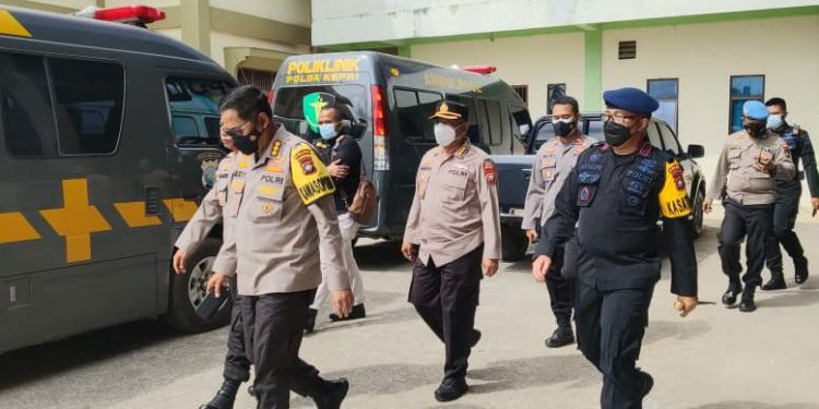 Dansat Brimob Tinjau Vaksinasi Untuk Anak di Gereja HKI Sagulung