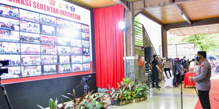 Gelar Vaksinasi se-Indonesia, Kapolri Minta Wilayah Berpacu Kejar Target 70 Persen