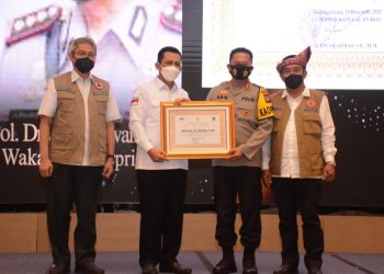 Kapolda Kepri Terima Penghargaan dari Badan Nasional Penanggulangan Bencana (BNPB) RI