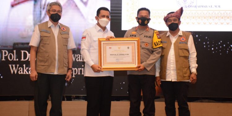 Kapolda Kepri Terima Penghargaan dari Badan Nasional Penanggulangan Bencana (BNPB) RI