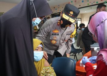 Kapolda Kepri Tinjau Pelaksanaan Vaksinasi Serentak Massal Se-Indonesia Secara Virtual di SDN 019 Sagulung