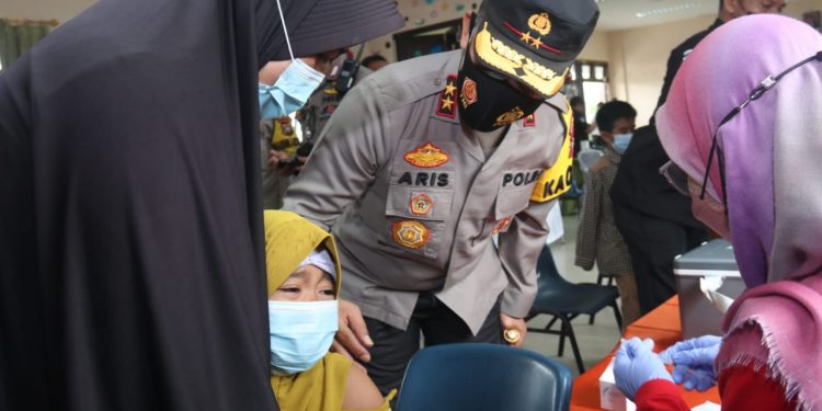 Kapolda Kepri Tinjau Pelaksanaan Vaksinasi Serentak Massal Se-Indonesia Secara Virtual di SDN 019 Sagulung