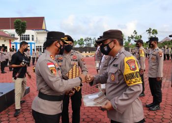 Kapolres Bintan Berikan 65 Penghargaan Kepada Personil yang Berprestasi