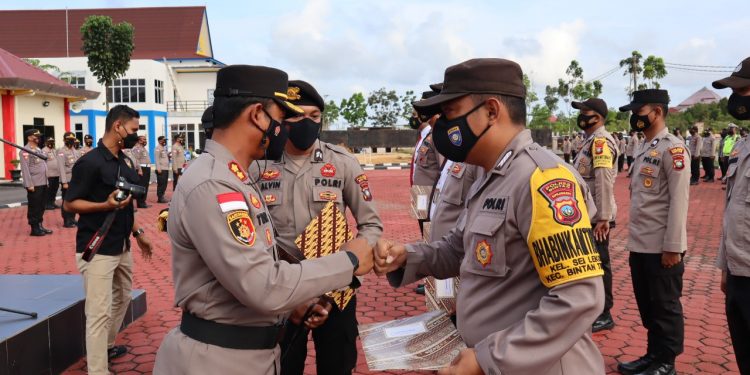 Kapolres Bintan Berikan 65 Penghargaan Kepada Personil yang Berprestasi
