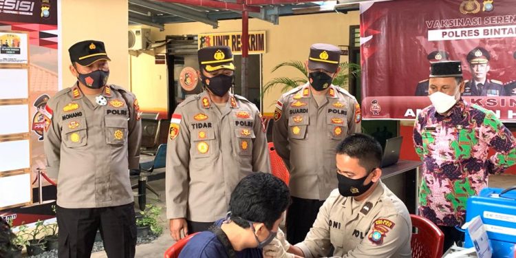 Kapolres Bintan Pimpin Pelaksanaan Vaksinasi Serentak Nasional di Polsek Bintan Timur Polres Bintan
