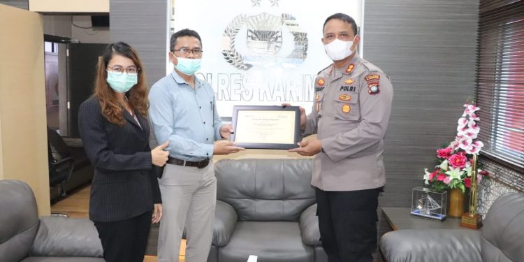 Kapolres Karimun Terima Penghargaan Dari Bank BNI