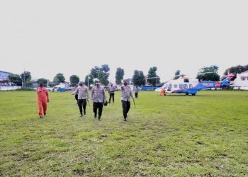Naik Heli, Kapolri Cek Alur Lahar Erupsi Semeru dari Udara