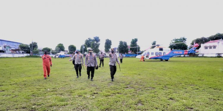 Naik Heli, Kapolri Cek Alur Lahar Erupsi Semeru dari Udara