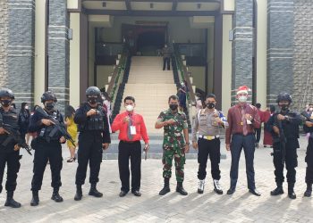 Natal Tahun 2021, Personel Brimob Polda Kepri Gelar Sterilisasi Gereja dan Patroli Dalam Rangka Ops Lilin Seligi 2021