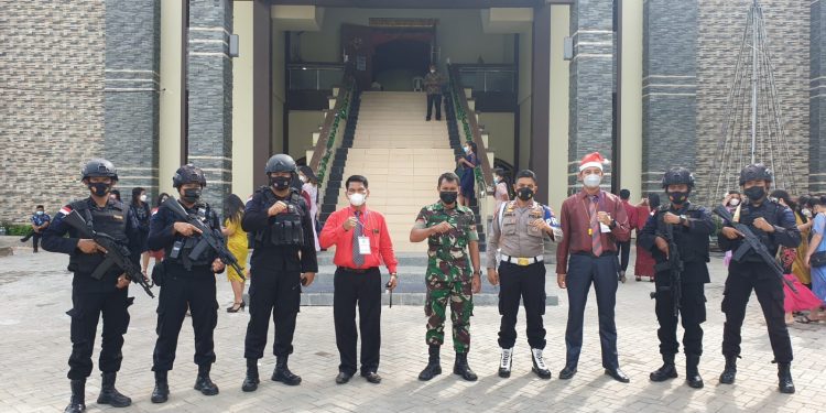 Natal Tahun 2021, Personel Brimob Polda Kepri Gelar Sterilisasi Gereja dan Patroli Dalam Rangka Ops Lilin Seligi 2021