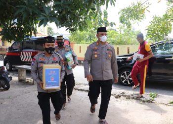 Peduli Warga, Kapolres Karimun Berikan Bantuan melalui Program Bakti Sosial Tiap Jumat
