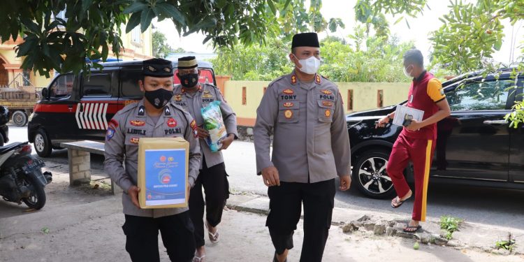 Peduli Warga, Kapolres Karimun Berikan Bantuan melalui Program Bakti Sosial Tiap Jumat