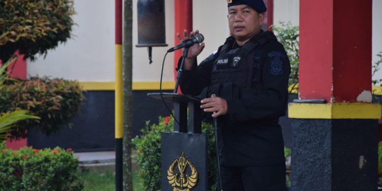 Personel Brimob Polda Kepri Gelar Apel Persiapan Pengamanan dan Sterilisasi Gereja Dalam Rangka Ops Lilin Seligi 2021