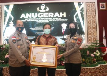 Polda Kepri Menerima Anugerah Keterbukaan Informasi Publik Tahun 2021