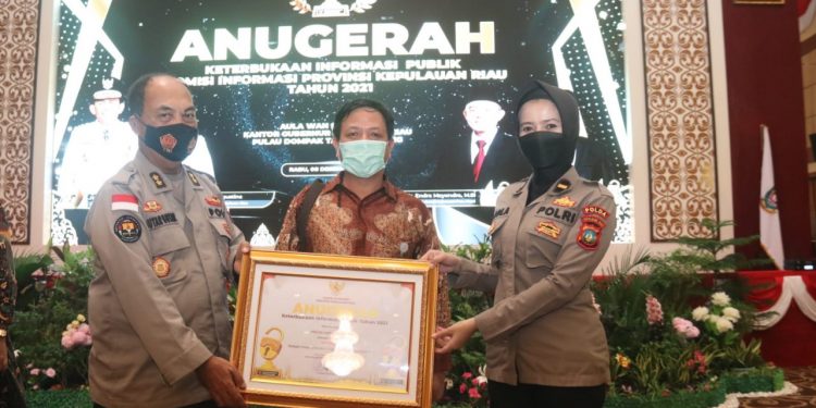 Polda Kepri Menerima Anugerah Keterbukaan Informasi Publik Tahun 2021