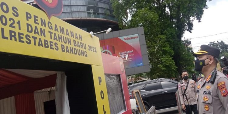 Polisi Lakukan Patroli Keamanan Guna Antisipasi Penyebaran Virus Omicron saat Nataru di Bandung