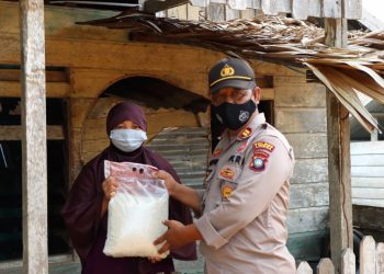 Polres Lingga Berikan Bantuan Sosial Kepada Masyarakat Pesisir