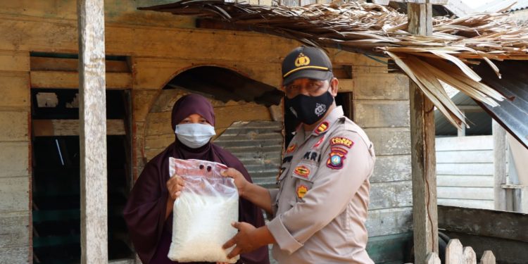 Polres Lingga Berikan Bantuan Sosial Kepada Masyarakat Pesisir
