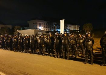 Satbrimob Polda Kepri Back Up Polres Tanjung Pinang Dalam Pengamanan Gabungan Aksi Unras serikat Buruh di Depan Kantor Gubernur Kepri