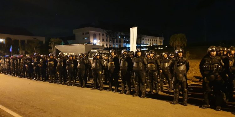 Satbrimob Polda Kepri Back Up Polres Tanjung Pinang Dalam Pengamanan Gabungan Aksi Unras serikat Buruh di Depan Kantor Gubernur Kepri