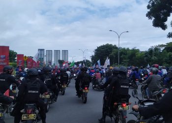 Satbrimob Polda Kepri Diterjunkan Dalam Pengamanan Aksi Unras Buruh di Depan Kantor Graha Kepri Batam