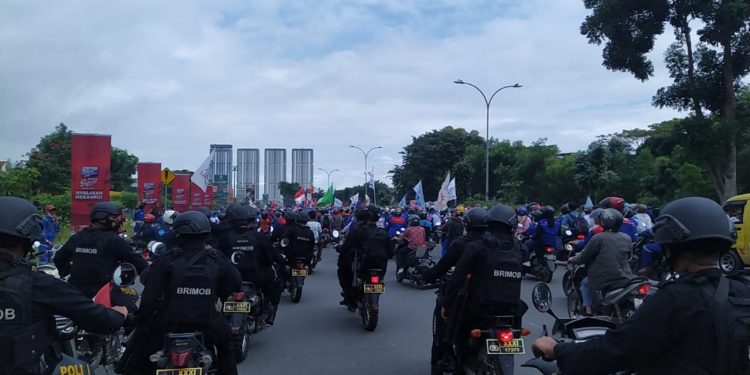 Satbrimob Polda Kepri Diterjunkan Dalam Pengamanan Aksi Unras Buruh di Depan Kantor Graha Kepri Batam