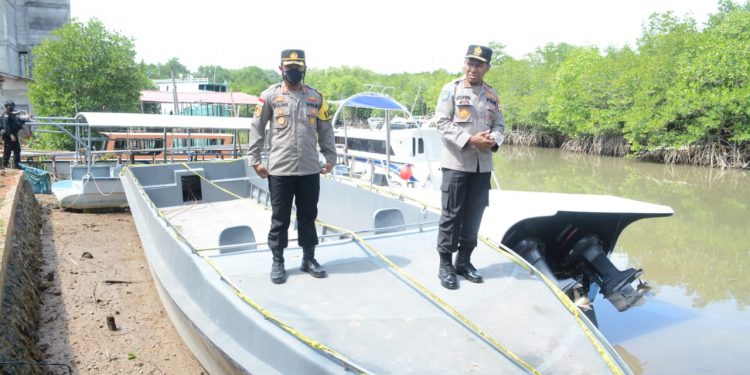 Satgas Misi Kemanusiaan Internasional Tinjau Langsung TKP dan Barang Bukti Kapal Pengangkut PMI Ilegal