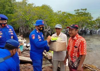 SatPol Air Polres Bintan Sambangi  dan Berikan Bantuan Kepada Warga Korban Bencana Alam