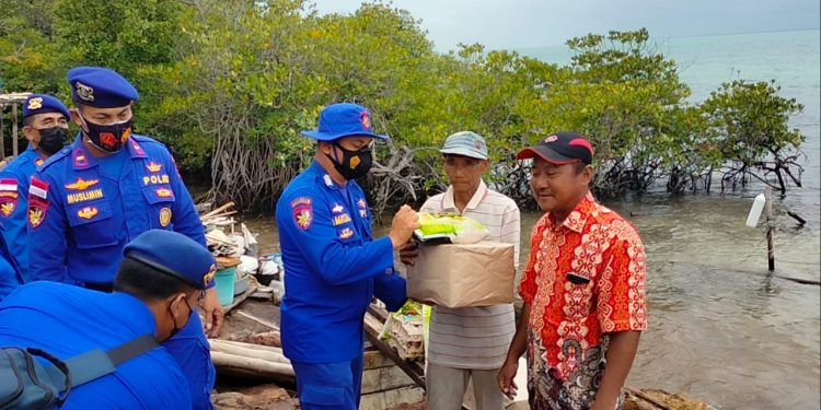 SatPol Air Polres Bintan Sambangi dan Berikan Bantuan Kepada Warga Korban Bencana Alam