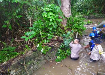 Sinergitas TNI-Polri Bersama Warga Laksanakan Gotong Royong Cegah Terjadinya Banjir
