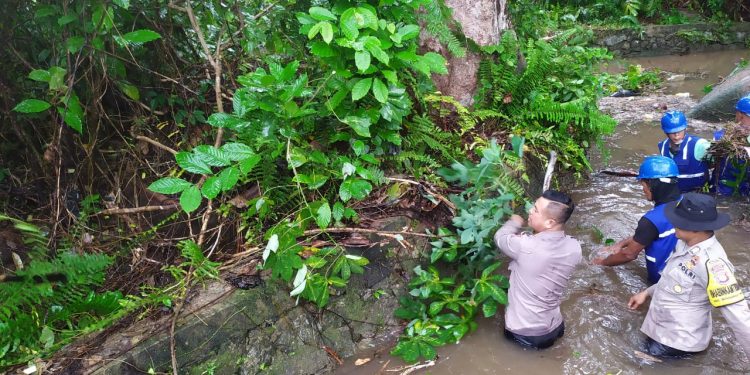Sinergitas TNI-Polri Bersama Warga Laksanakan Gotong Royong Cegah Terjadinya Banjir