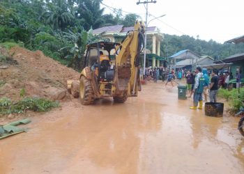 Terjadinya Bencana Alam Tanah Longsor akibat Hujan Deras di Wilkum Polsek Palmatak Polres Kep. Anambas