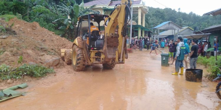 Terjadinya Bencana Alam Tanah Longsor akibat Hujan Deras di Wilkum Polsek Palmatak Polres Kep. Anambas