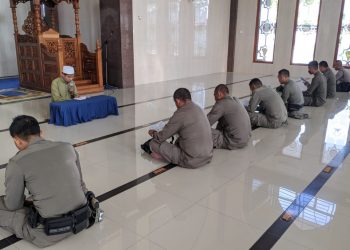 Bentuk Karakter Personel Satbrimob Polda Kepri menjadi Polisi yang Humanis dan Religius Melalui Program Binrohtal