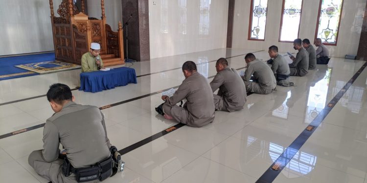 Bentuk Karakter Personel Satbrimob Polda Kepri menjadi Polisi yang Humanis dan Religius Melalui Program Binrohtal