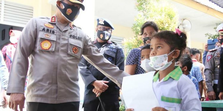 Dansat Brimob Dampingi Kapolda Kepri Tinjau Vaksinasi Goes To School Di SDS Al Barkah Batam