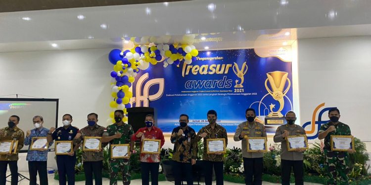 Itwasda Polda Kepri dan Ro SDM Polda Kepri Memperoleh Penghargaan “Theasury Award” Atas Pelaksanaan Anggaran T.A. 2021