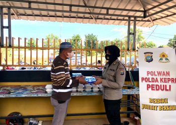 Jumat Berkah Polwan Polda Kepri Peduli Berbagi Bersama