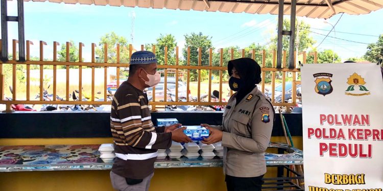 Jumat Berkah Polwan Polda Kepri Peduli Berbagi Bersama
