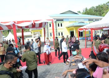 Kapolda Kepri Mendampingi Presiden Tinjau Vaksinasi di Gedung Community Center Kab Bintan Prov Kepri