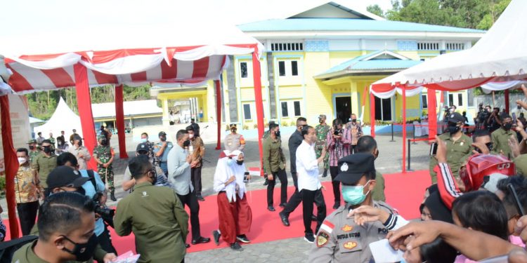 Kapolda Kepri Mendampingi Presiden Tinjau Vaksinasi di Gedung Community Center Kab Bintan Prov Kepri