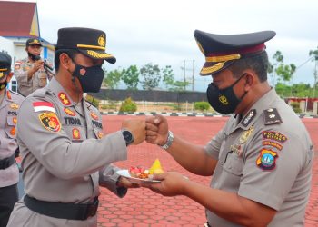 Kapolres Bintan Akbp Tidar Wulung Dahono S.H., S.I.K., M.H. pimpin Upacara Kenaikan Pangkat Personil Polres Bintan