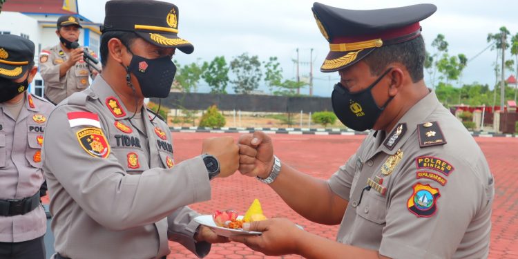 Kapolres Bintan Akbp Tidar Wulung Dahono S.H., S.I.K., M.H. pimpin Upacara Kenaikan Pangkat Personil Polres Bintan