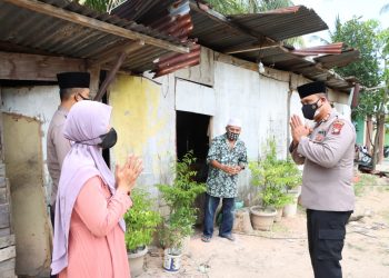 Kapolres Karimun Berikan Bansos Kepada Pak M Nurdin yang Mengalami Sakit Asma