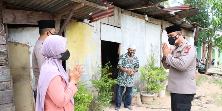 Kapolres Karimun Berikan Bansos Kepada Pak M Nurdin yang Mengalami Sakit Asma